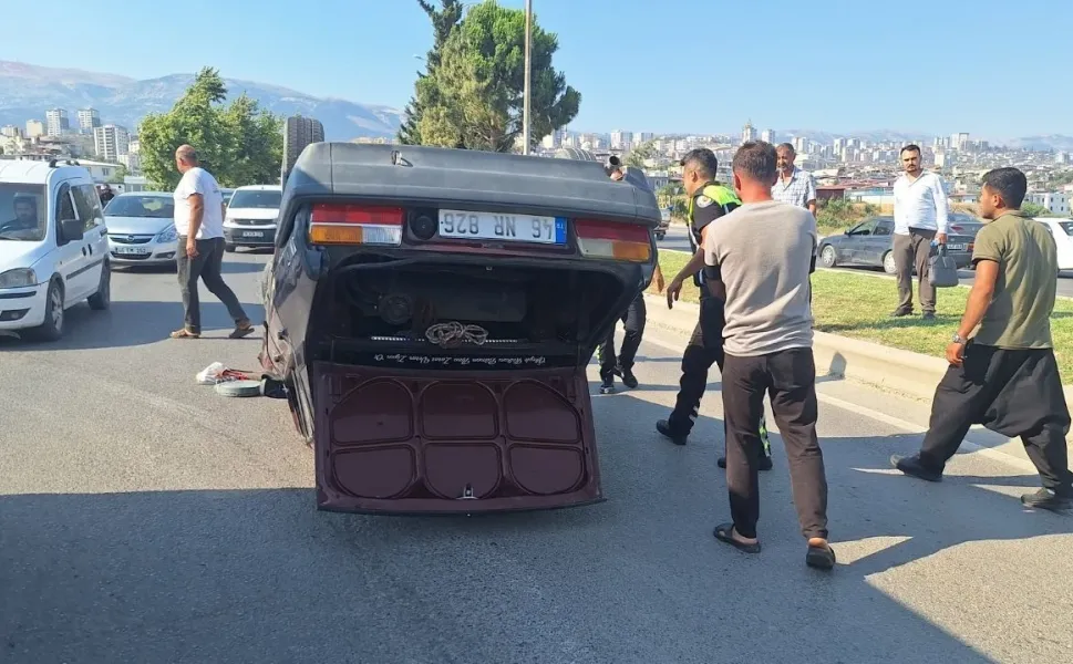 Otomobil Takla Attı: 2 Kişi Yaralandı