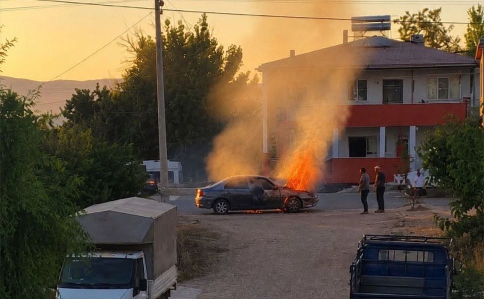 Seyir Halindeki Otomobil Alev Alev Yandı