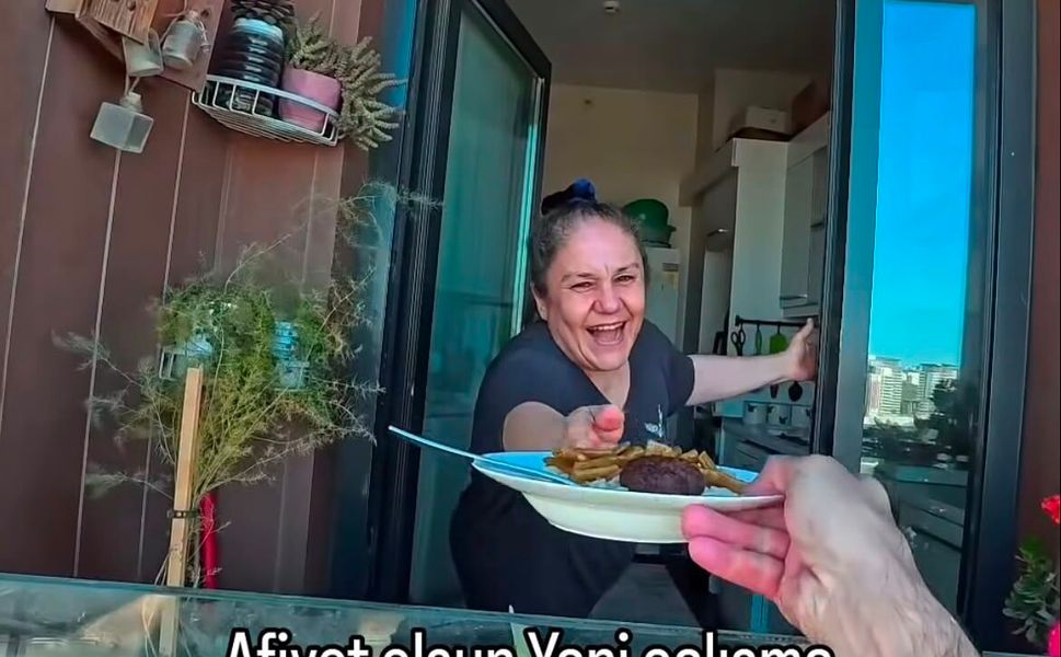 Kahramanmaraşlı Kadından Gökdelenin Zirvesinde Yürek Isıtan İkram