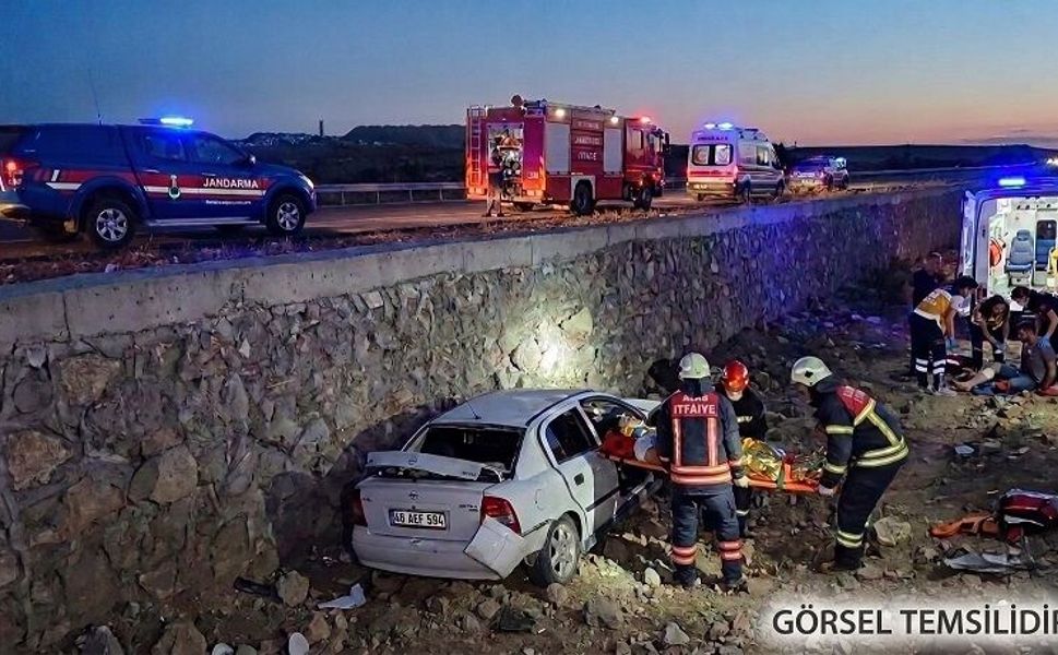Kontrolden Çıkan Otomobil İstinat Duvarından Düştü: 2 Yaralı