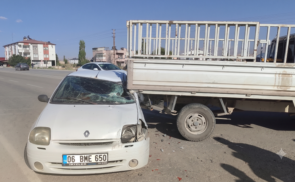 Zincirleme Trafik Kazasında 4 Araç Hasar Gördü, 1 Kişi Yaralandı