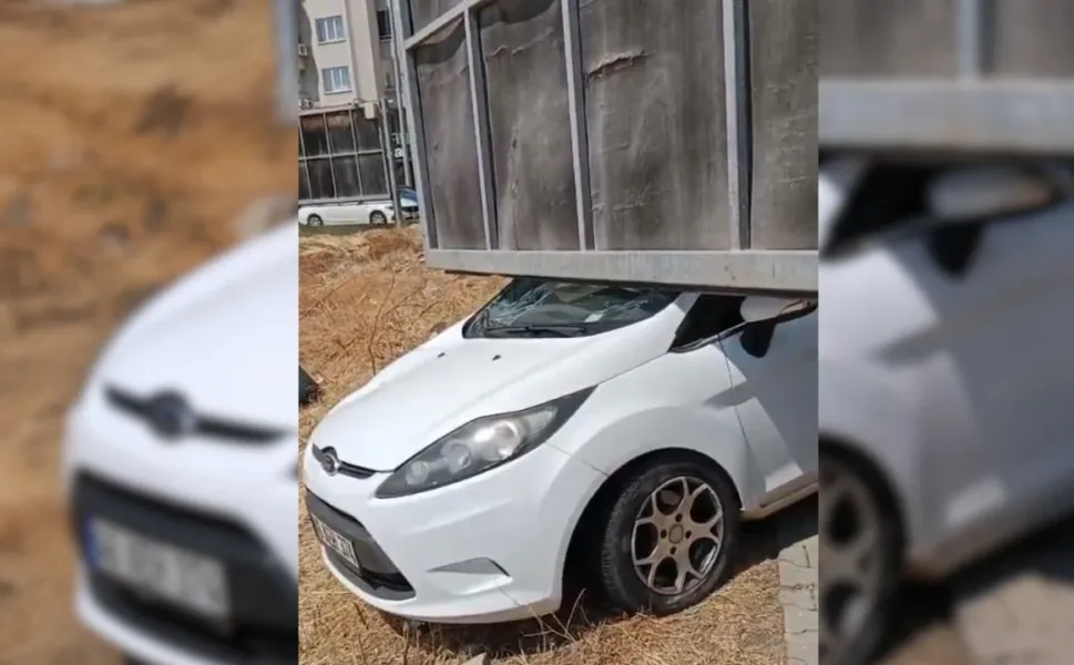 Otomobil Kaldırımda Yürüyen Kadına Çarptı