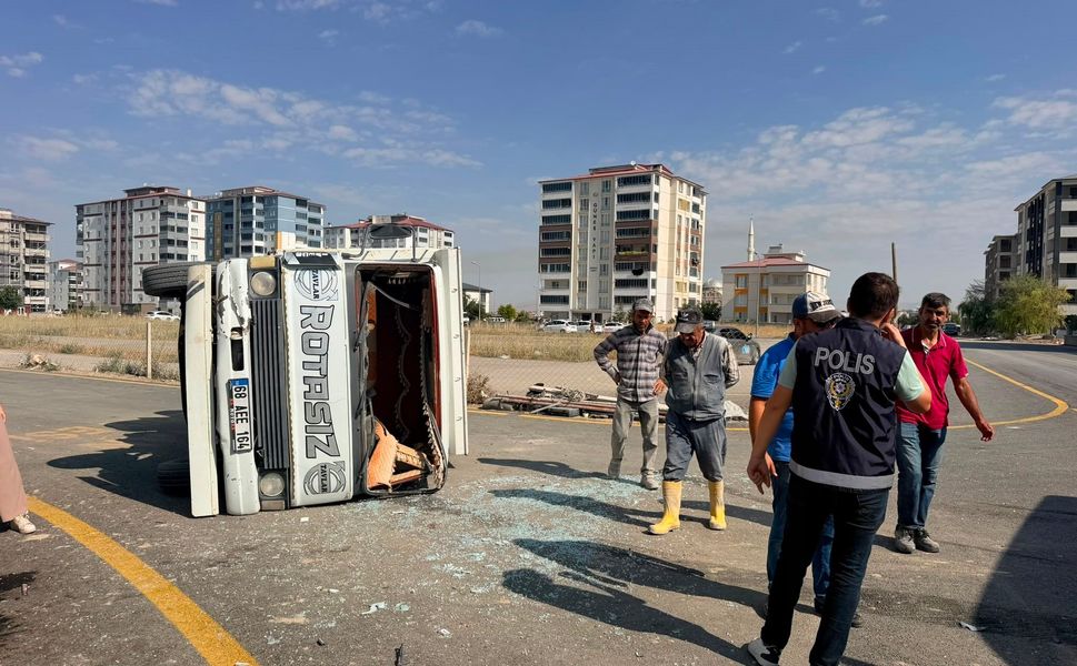 Kamyon ile Minibüs Çarpıştı! 2 Yaralı