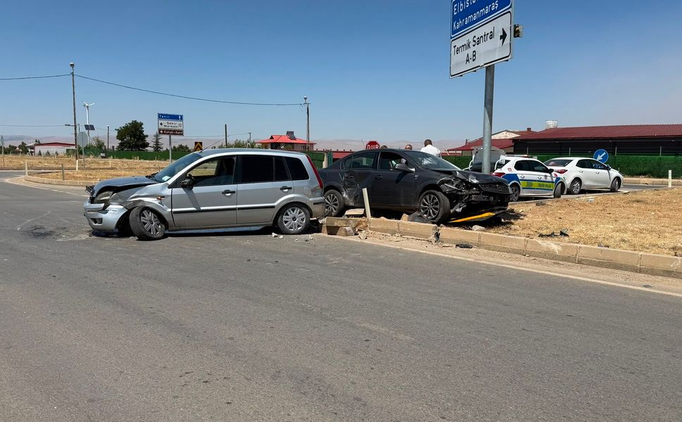 Afşin’de İki Otomobil Çarpıştı: 2 Yaralı