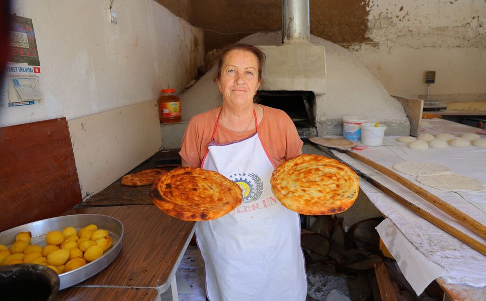 Çardak’ta 160 Yıllık Ekmek Geleneği Sürüyor