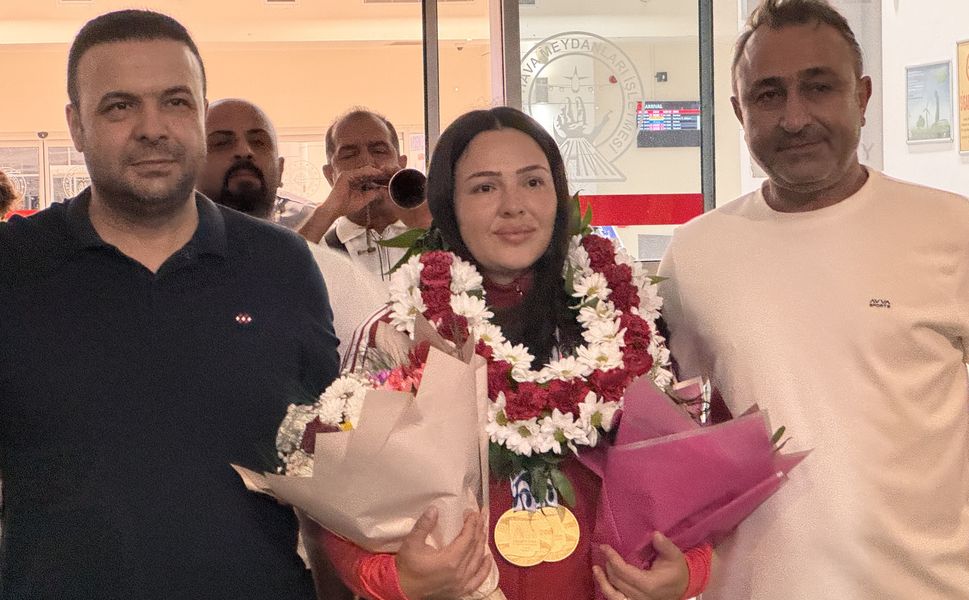 Çifte Altınla Kahramanmaraş’a Döndü! Şampiyon Safiye’ye Davullu Zurnalı Karşılama
