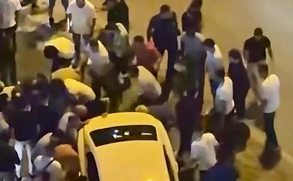 Motokurye Yayaya Çarptı: 14 Yaşındaki Çocuk Otomobilin Altına Sürüklendi