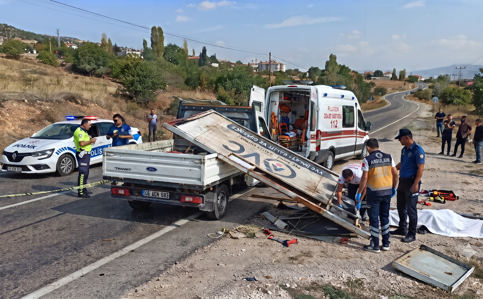 Kamyonet Kasasında Reklam Panosu Çarptı: 1 Ölü