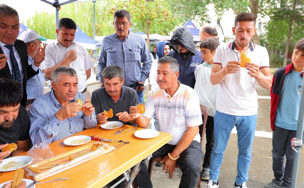 Göksun’da İlk Bal Festivali Düzenlendi: 1 Kilo Balı Saniyeler İçinde Tüketti