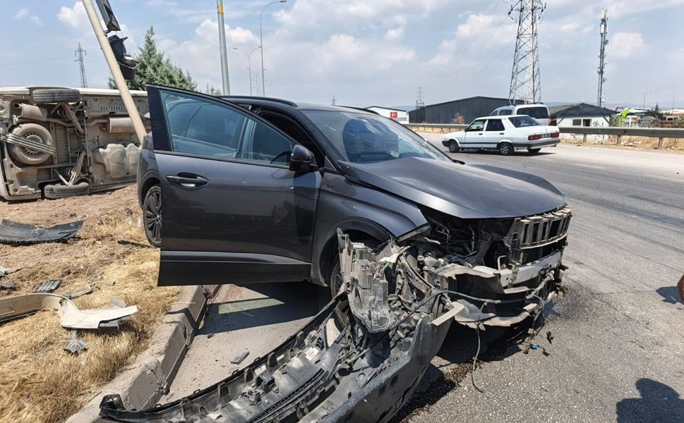 Hafif Ticari Araçlar Çarpıştı: 3 Yaralı