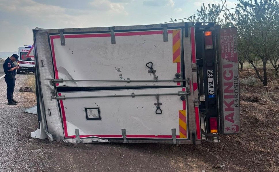 Kahramanmaraş Yolunda Kamyon Yan Yattı! 1 Kişi Yaralandı