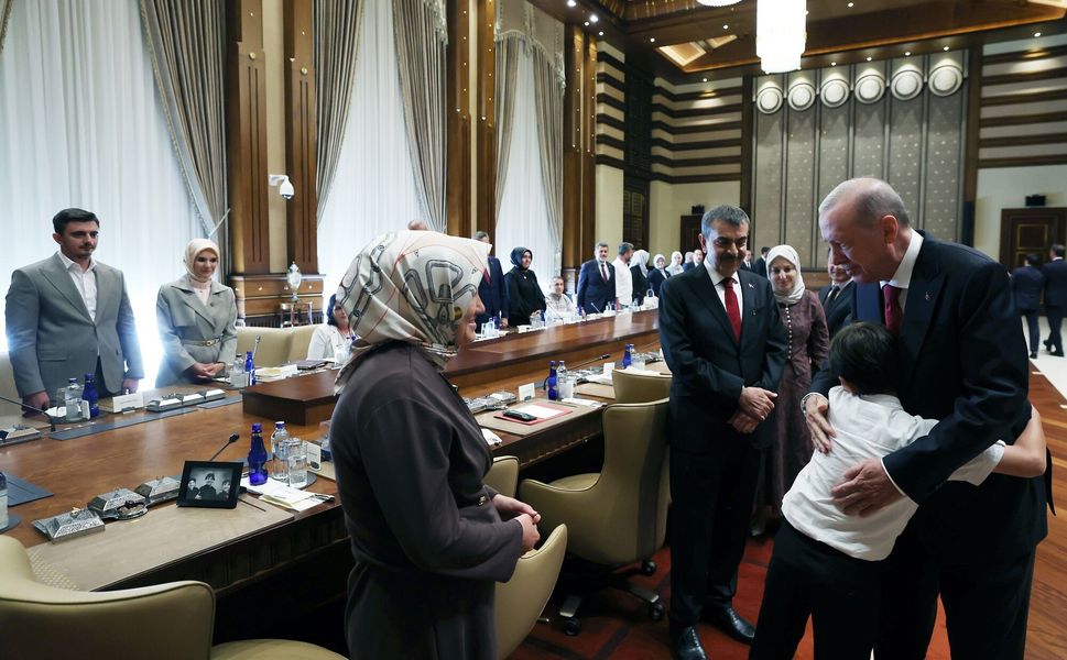 Kahramanmaraş’taki Okul Saldırısının Ardından Erdoğan, Ailelerle Bir Araya Geldi