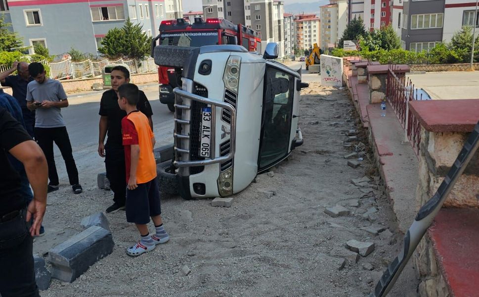 Kaldırıma Çarpan Pick-Up Takla Attı: 2 Yaralı