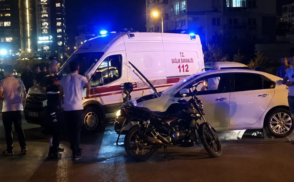 Motosiklet ile Otomobil Çarpıştı:1 Yaralı