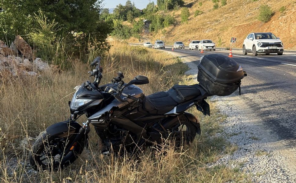 Yön Tabelasına Çarpan Motosiklet Sürücüsü Ağır Yaralandı