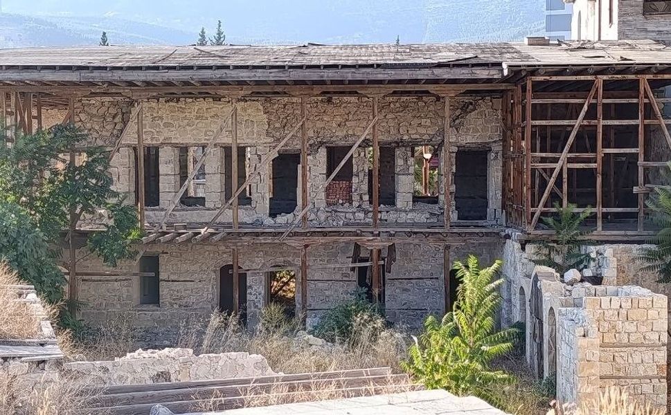Tarihi Yapılar Çürümeye Terk Edildi