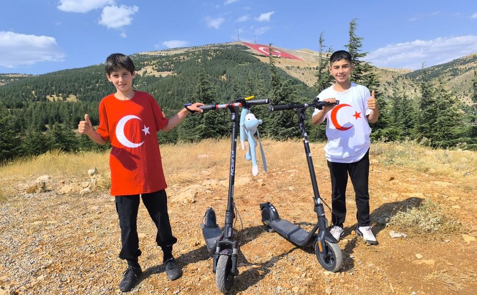 Bayrak Sevgisi İçin Scooterlarıyla 1830 Rakıma Çıktılar