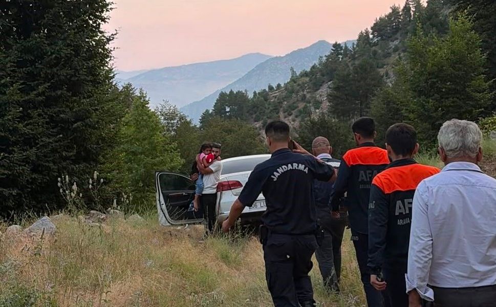 Yoldan Çıkan Araçta Mahsur Kalan Baba ve Kızı Kurtarıldı