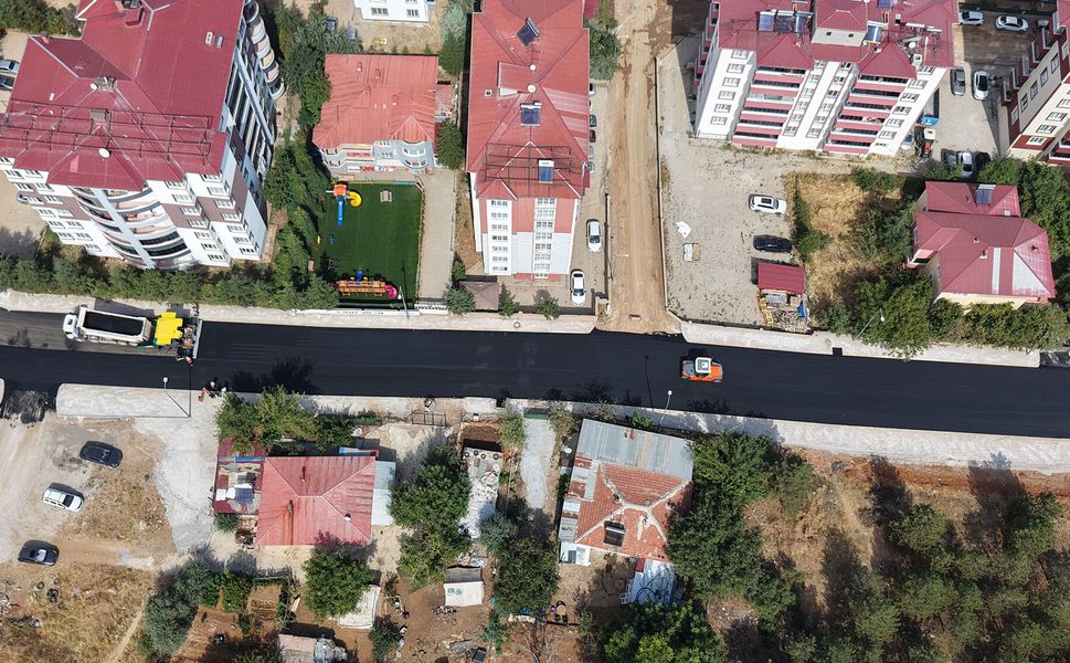 Afşin’de Atlas Caddesi’nin Asfaltı Büyükşehir’le Yenileniyor