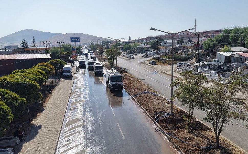 Afşinbey Caddesi’nde Temizlik Mesaisi