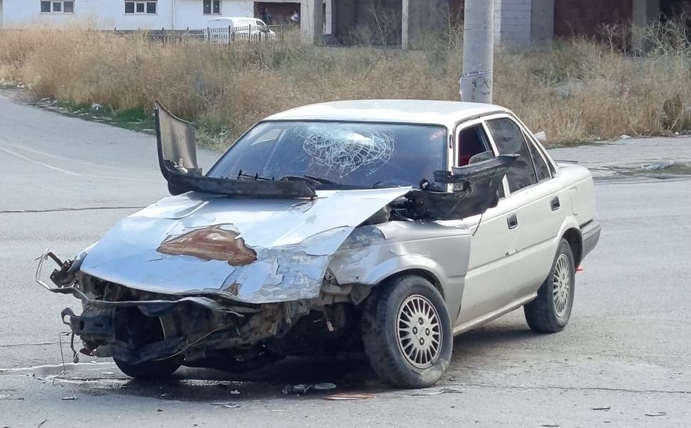 Afşin’de Kavşakta İki Otomobil Çarpıştı!