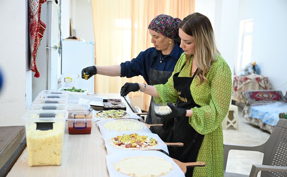 “Köyde Pizza Mı Olur?” Dediler! Anne-Kız Şimdi Siparişlere Yetişemiyor