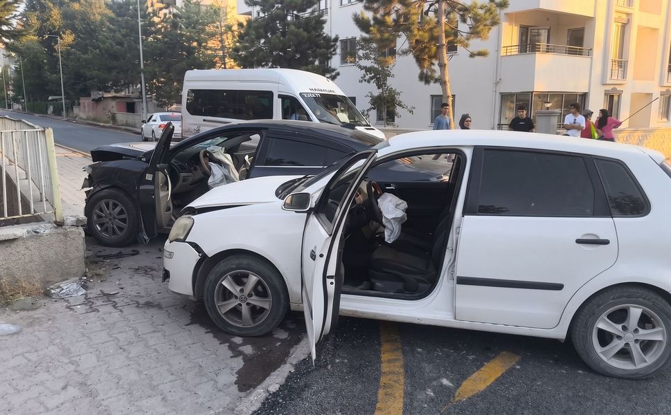 Kavşakta İki Otomobil Çarpıştı: 4 Yaralı