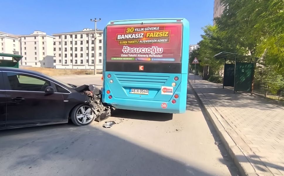 Halk Otobüsüne Arkadan Çarptı: 1 Yaralı