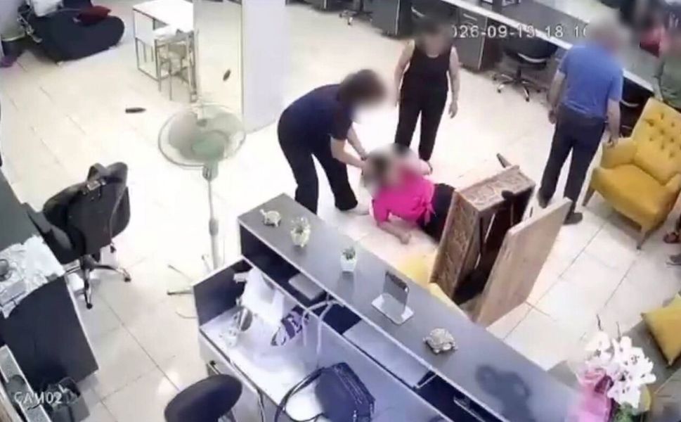 Afşin’de Kadın Kuaför Çocuğunun Gözü Önünde Darbedildi