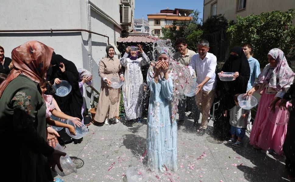 Hafızlığını Tamamlayan Fatma Zehra’dan Doktor Babaya Duygulandıran Sürpriz