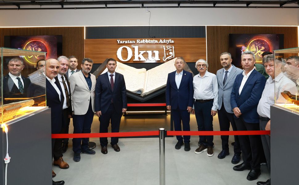 Kâbe Örtüleri ve Mukaddes Emanetler Ziyarete Açıldı