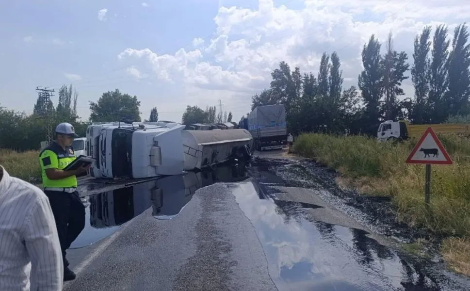İki Tır Kafa Kafaya Çarpıştı! 2 Yaralı