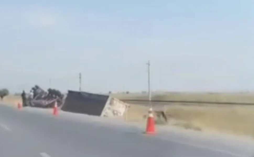 Seyir Halindeki Kamyon Devrildi: 1 Yaralı