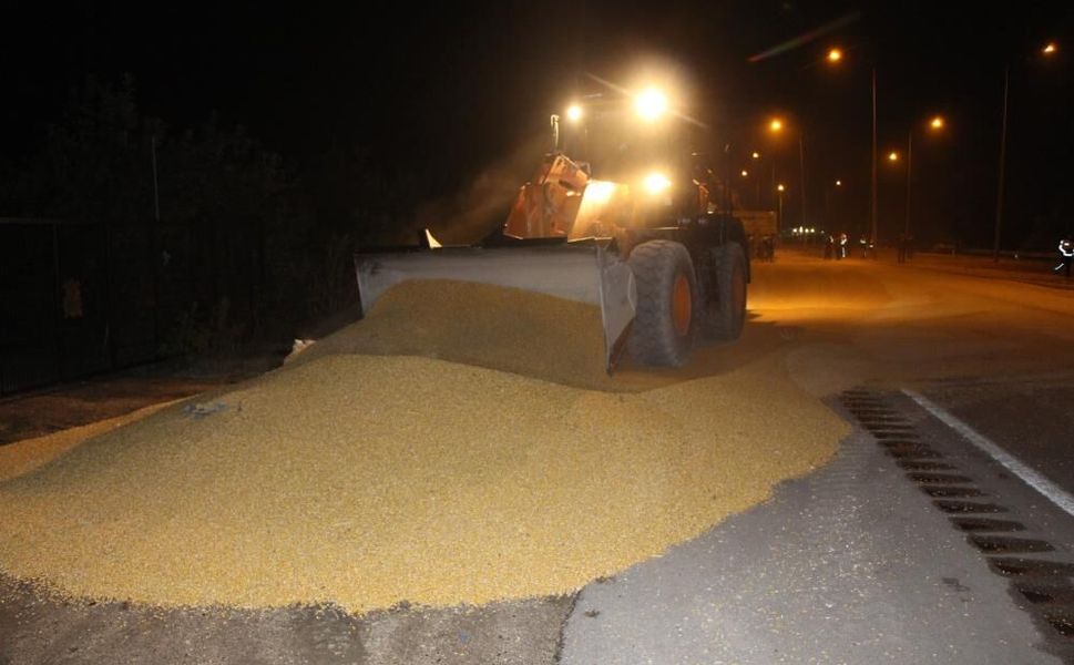 Kahramanmaraş’tan Yola Çıkan Tır Kaza Yaptı! 25 Ton Mısır Yola Saçıldı