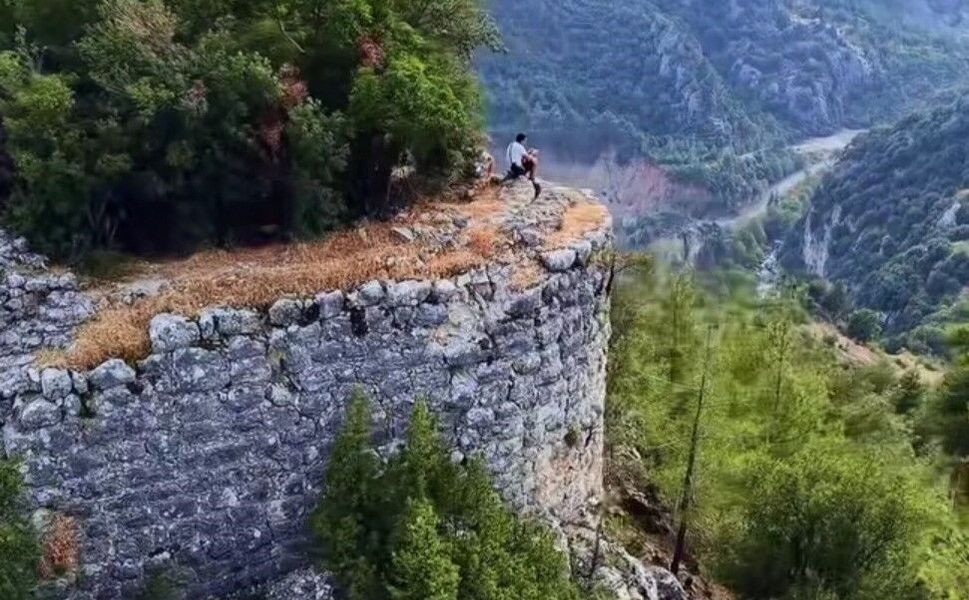 Kayalıkların Üzerinde Yükselen Tarihi Kale: Hisar Kalesi