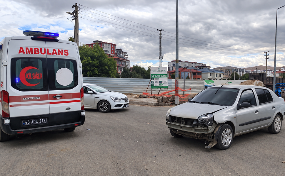 Otomobil ile Motosiklet Çarpıştı: 1 Yaralı