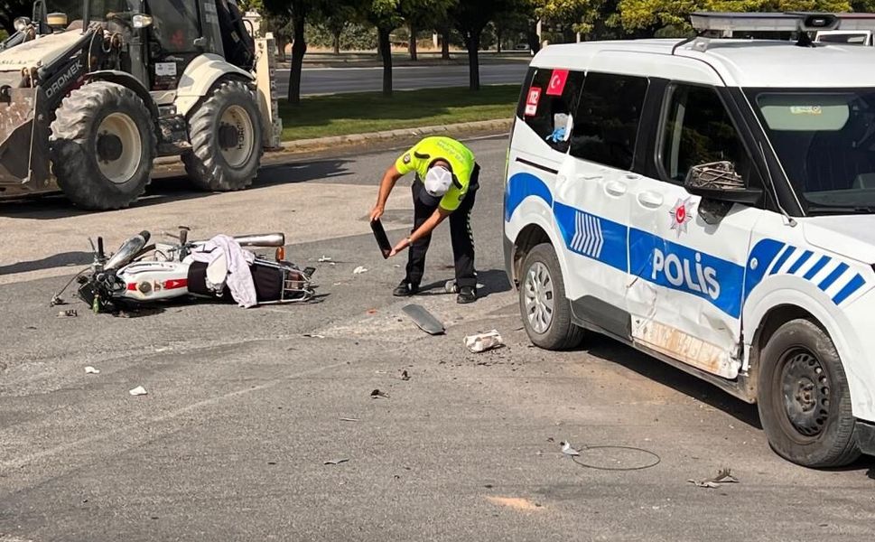 Polis Aracı ile Motosiklet Çarpıştı: 2 Yaralı