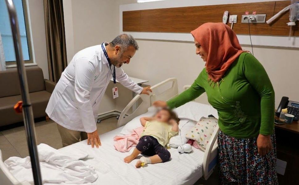 1 Yaşındaki Bebeğin Böbreğinden 2 Santimlik Taş Çıkarıldı