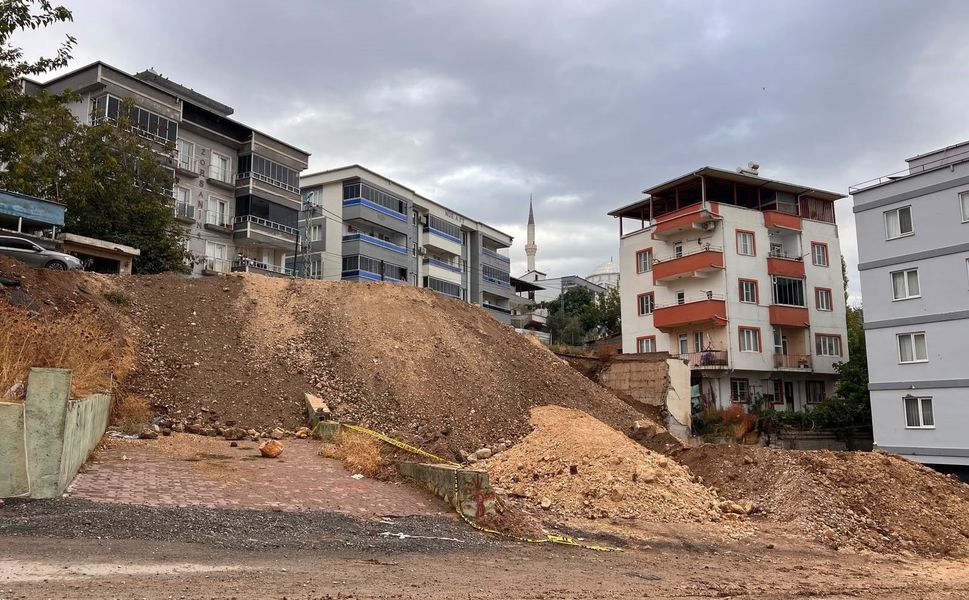 36 Gündür Bekleyen Sorun Gündeme Geldi: Çöken Yol Toprakla Kapatıldı