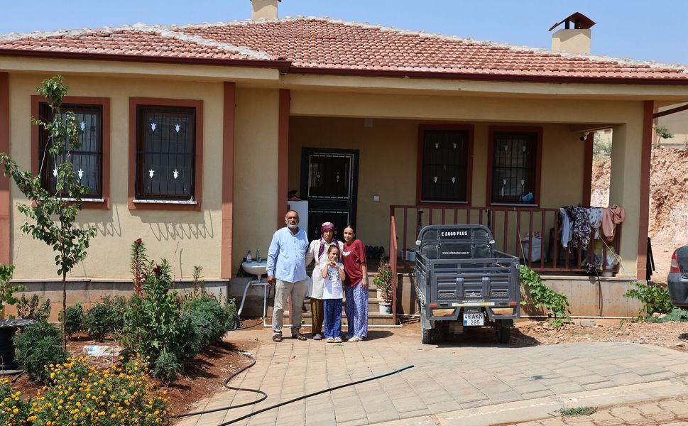 Depremzede Aile Yeni Köy Evinde Hayata Yeniden Tutundu