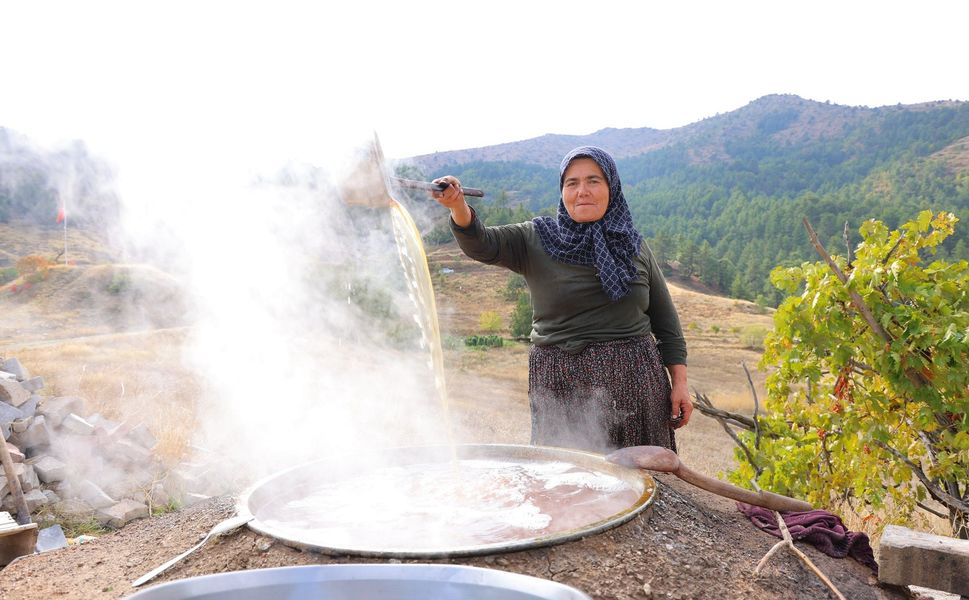 Bağlardan Sofralara: Üzüm Pekmezinin Fiyatı Dikkat Çekti