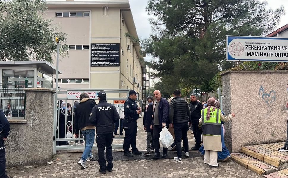 Okul Yanındaki İnşaatta Gaz Sızıntısı! Öğrenciler Hastanelik Oldu