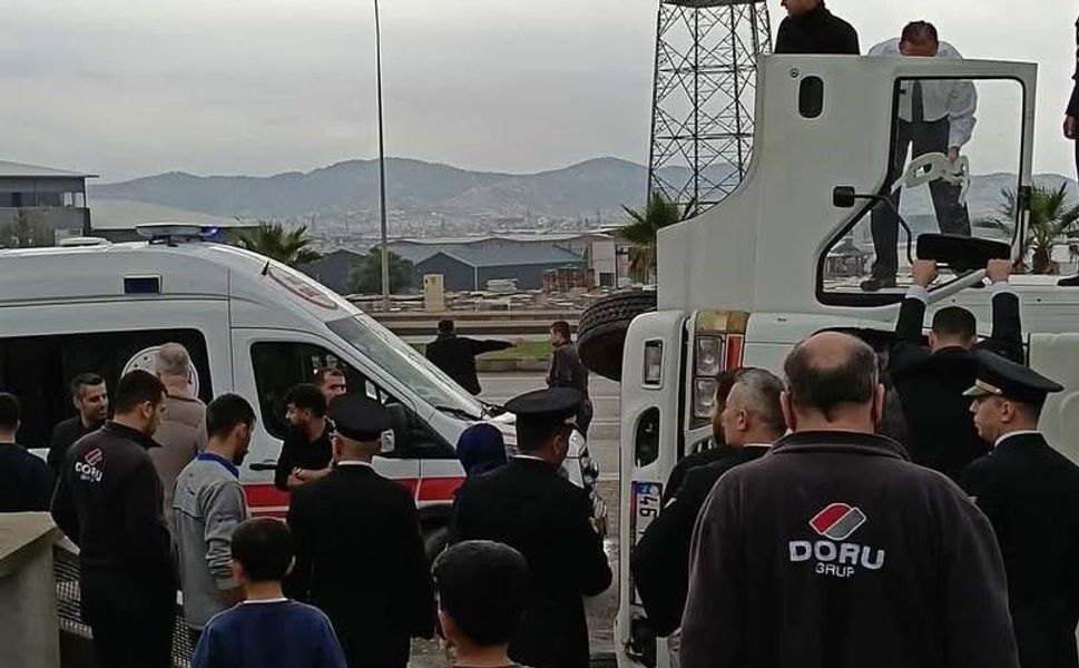 Devrilen Kamyon Cami Duvarına Çarptı