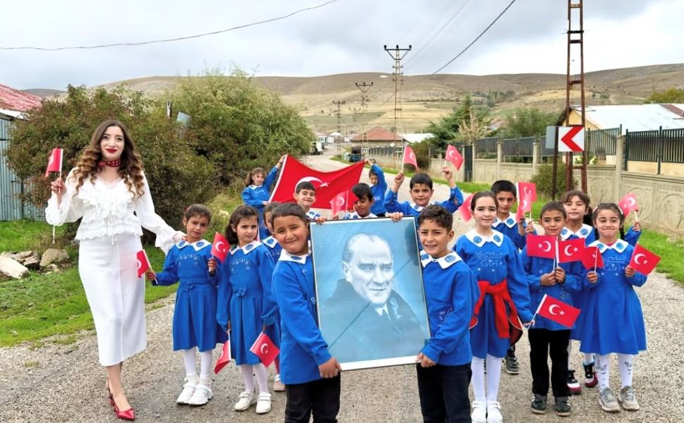 Afşin’de Cumhuriyet Coşkusu! Öğrenciler O Meşhur Fotoğrafı Gerçeğe Dönüştürdü