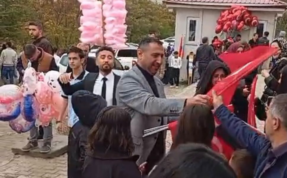 Afşin’de Türk Büro-Sen’den Gençlere Türk Bayrağı Hediyesi