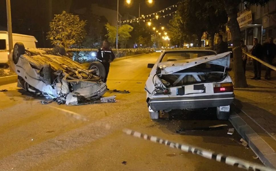 Ağacı Devirdi, Park Halindeki Araca Çarptı, Takla Attı!