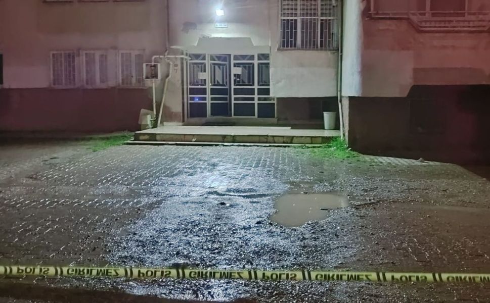 Çatlak ve Sıva Dökülmesi Sonrası Apartman Tahliye Edildi