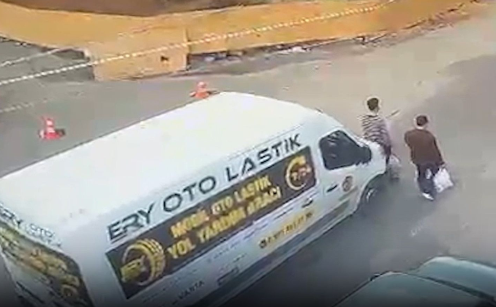 Kontrolden Çıkan Minibüs Doktora Çarptı! Ağır Yaralandı