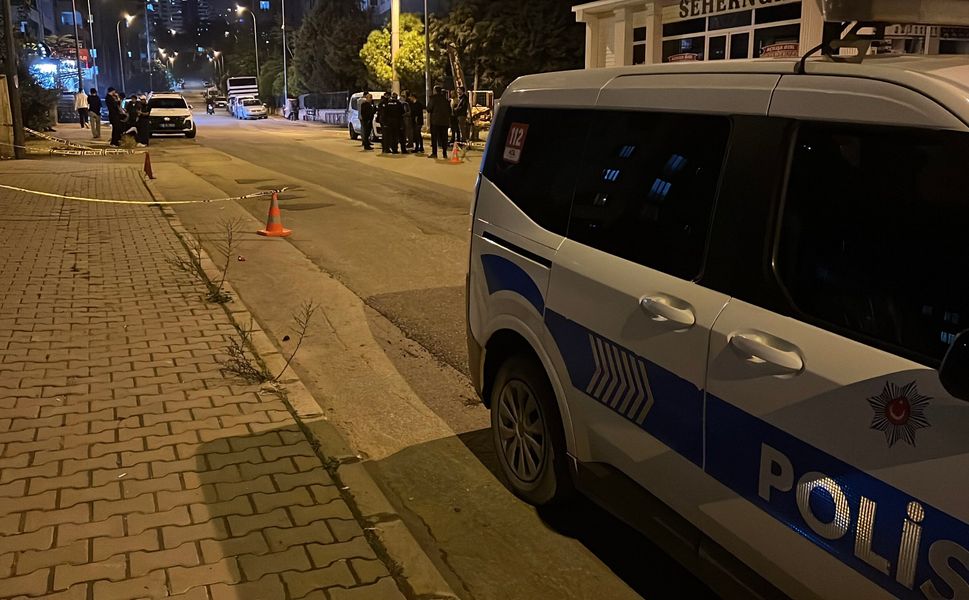 İş Yeri Önünde Silahlı Saldırı: 2 Yaralı