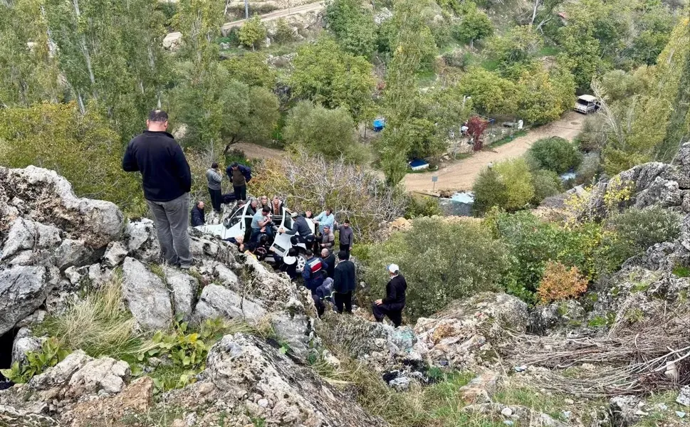 Araç Yoldan Aşağıya Düştü, 1 Yaralı